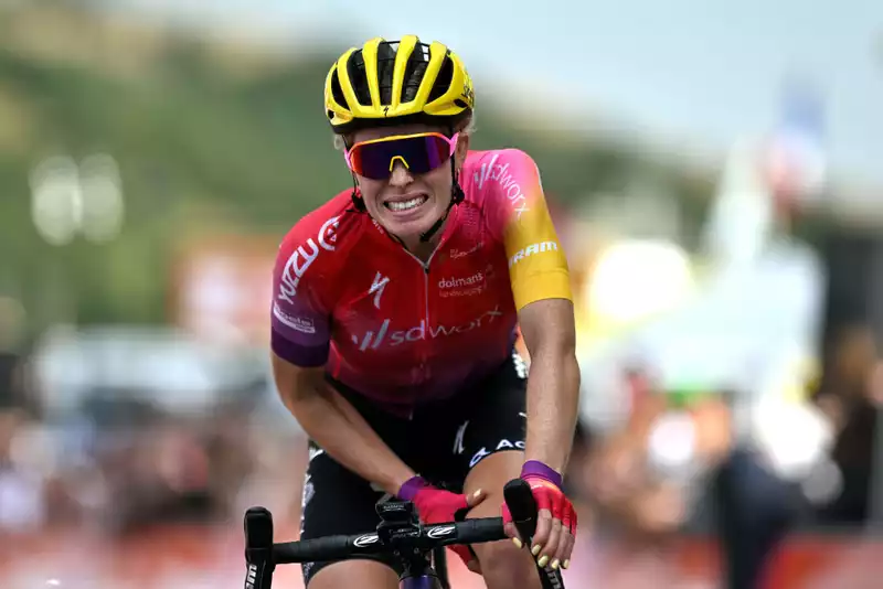 Volering rivals Van Grooten in Tour de France Femmes with "leg explosion