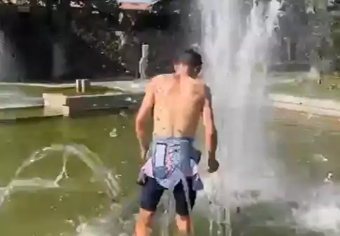 Pidcock cools down from the extreme heat of the Tour de France with a fountain