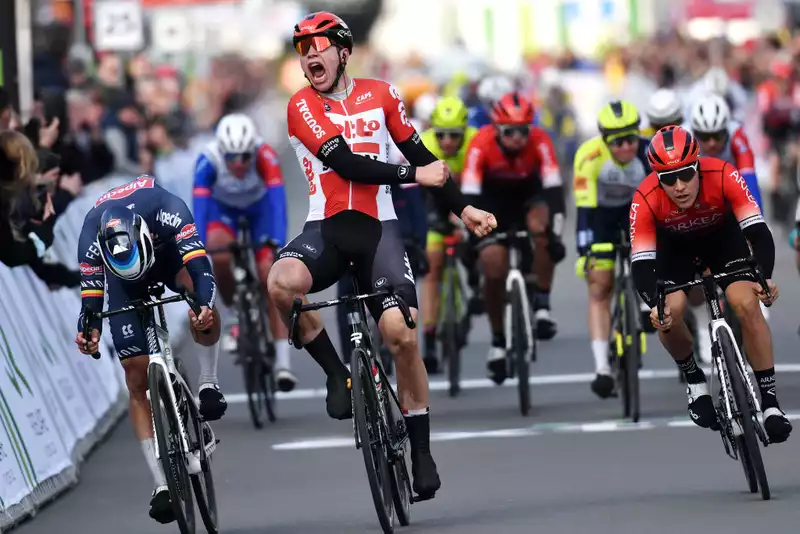 Arnaud Des Rieres extends contract with Lot Soudal by one year.