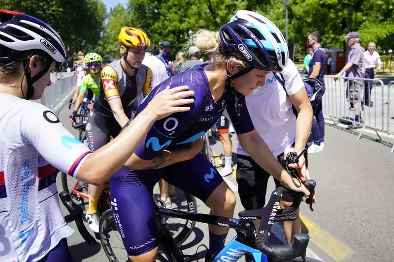 Giro d'Italia's Donne Crashes in Sprint Finish