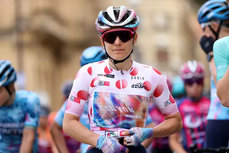 Elise Chaby tests her canyon-slam climbing prowess at Giro Donne