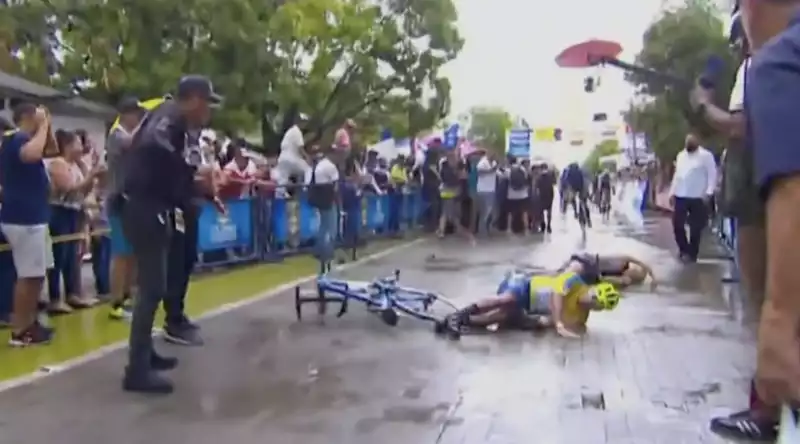 Winner of Vuelta a Colombia stage crashes into wife - video