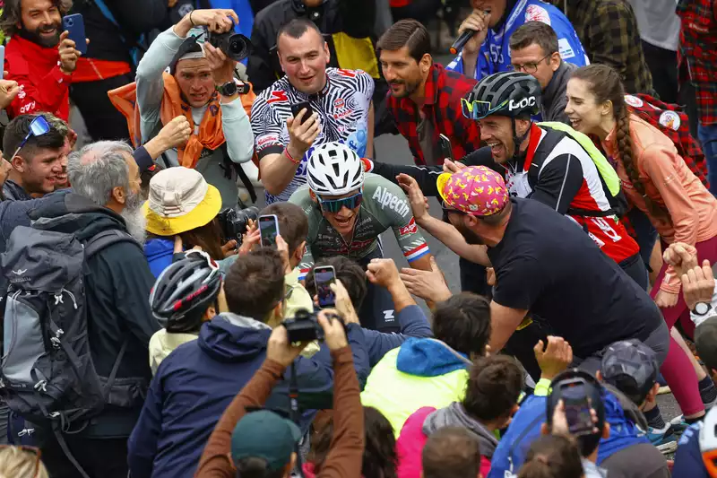 Willies, giant flags, selfie sticks - Van der Pol soaks up the Giro atmosphere