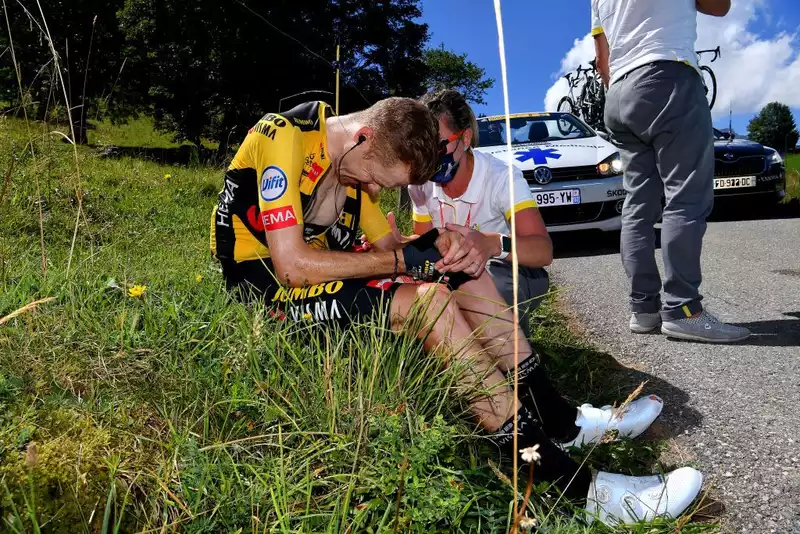 Criterium du Dauphiné, riders protest safety, but race continues