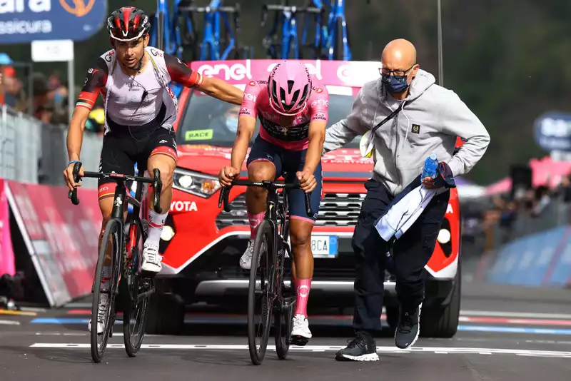 Carapaz and Ineos devastated after Giro d'Italia loss in Marmolada