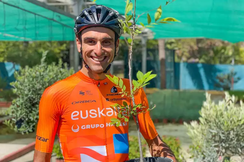 Yerba Mate Racing plants the "Vuelta Forest" at the Vuelta a España