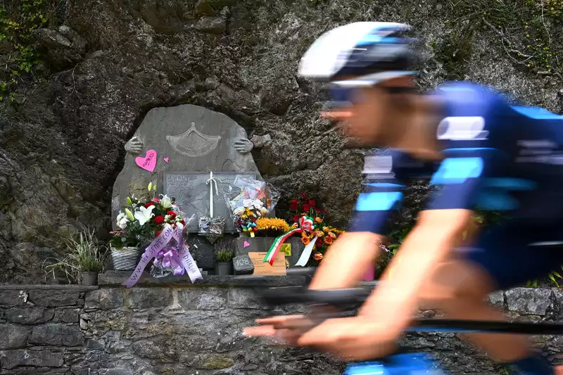 Giro d'Italia Remembers Wouter Weylandt on Return to Passo del Bocco