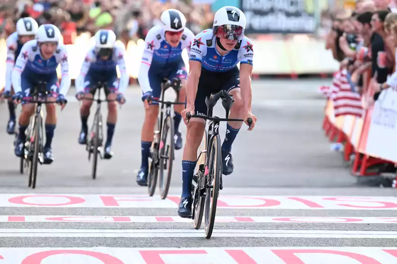 Lemco Evenpoel, who got off to a strong start in the TTT at the Vuelta a España, says his Specialized headsock helmet has made him "a lot faster."