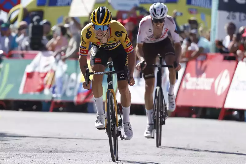 Roglic takes a few more seconds from Evenpoel at the Vuelta a España's highest peak