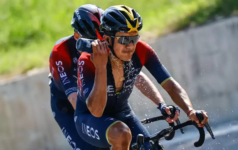 Carapas and Ineos grab Giro by the neck in the blockhouse.