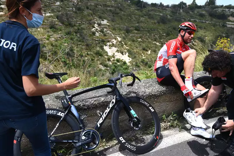 Motorcycle Crashes at Giro d'Italia - Video