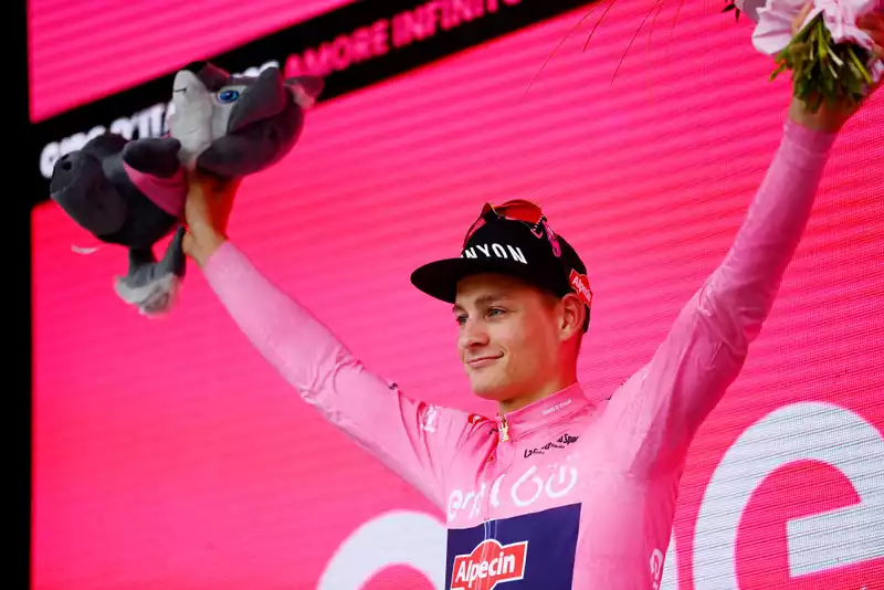 Mathieu van der Poel recognizes that pink time is running out at Etna.