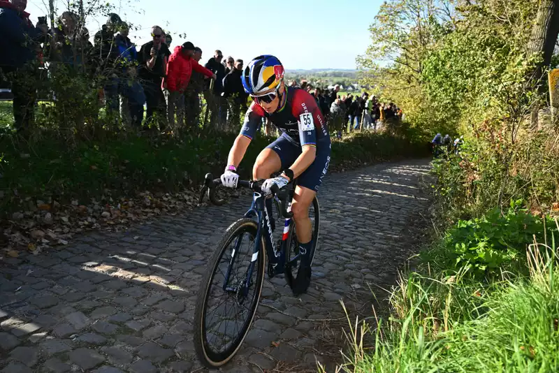 Gears stuck," Pauline Ferran-Prevot debuts at Ineos Grenadiers.