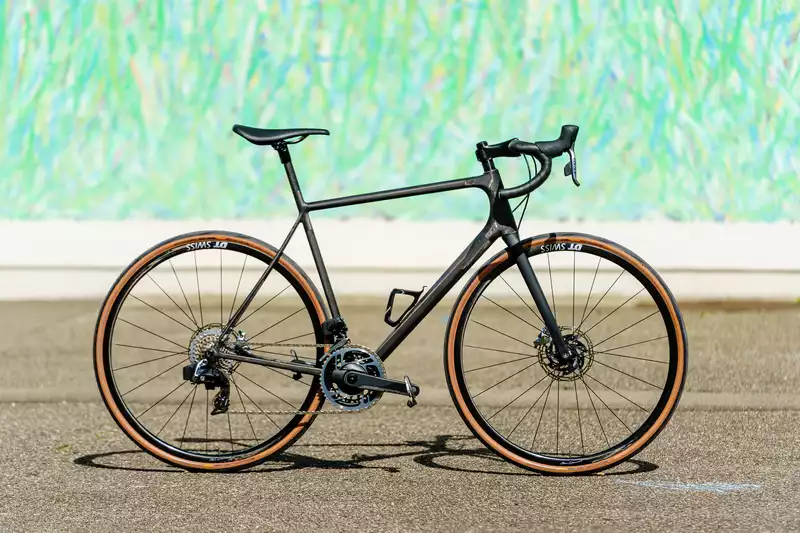 Open, new MIN.D. California is a 775g Superbike frame made in the U.S.