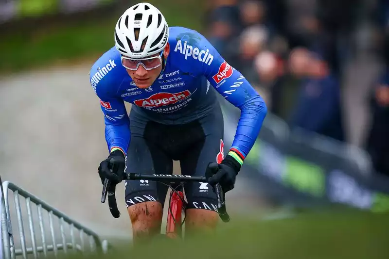 Mathieu van der Pol falls in Superprestige Boom, injuring his knee and shoulder.