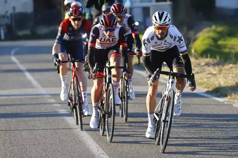 Tirreno-Adriatico: Pogacar leads Evenpoel by 3 seconds with a daring attack