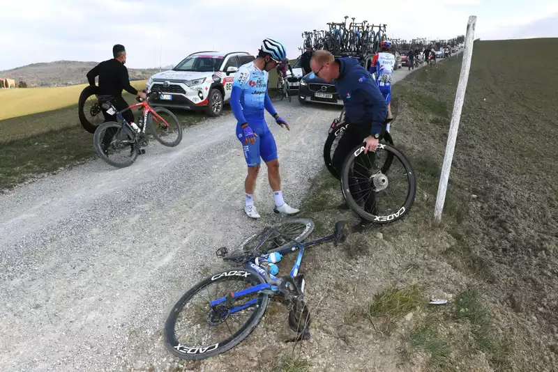 Matthews, first Strade Bianche ends with stitches