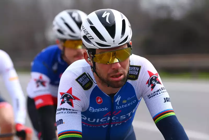 Mark Cavendish, "Rambo knife" held to his throat during a robbery.