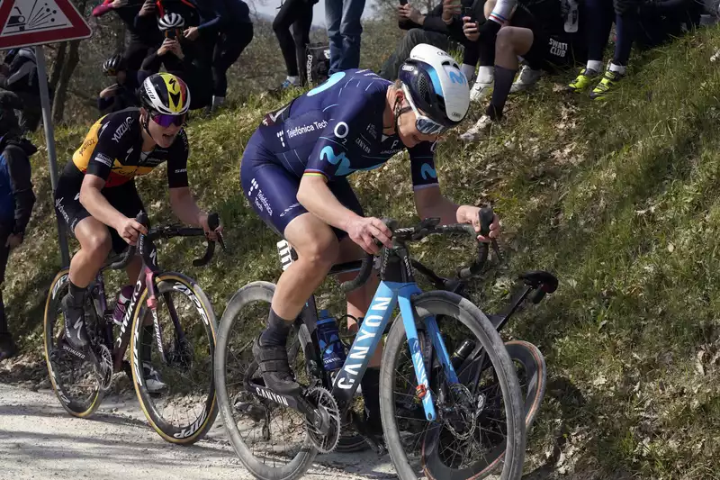 Van Bruten confesses to a "big battle" in the final corner of the Stradae Bianche girls'