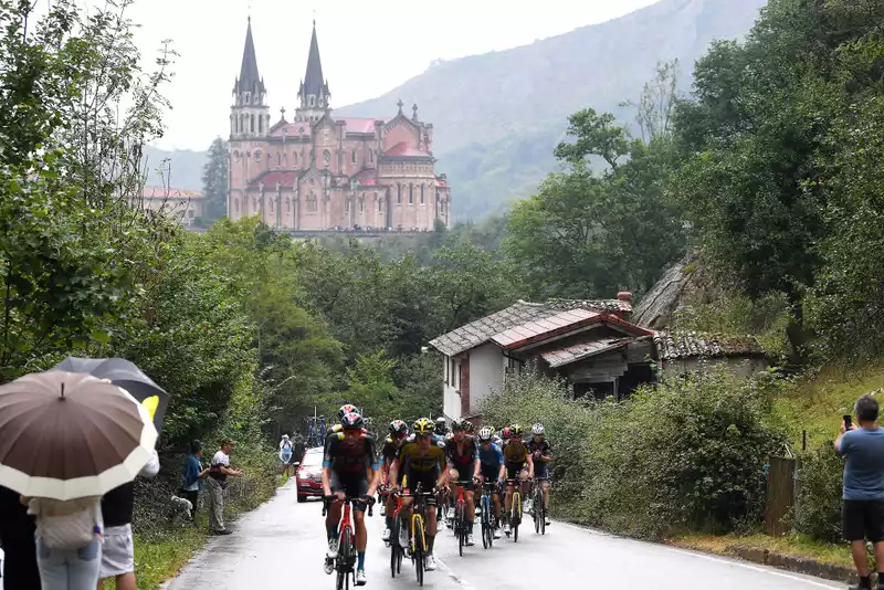 La Vuelta Femenina finishing at the top of Lagos de Covadonga (Women's Vuelta a España)