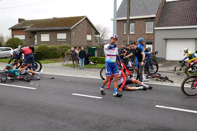 Philippe Maciejuk disqualified from Tour of Flanders after big crash - Video