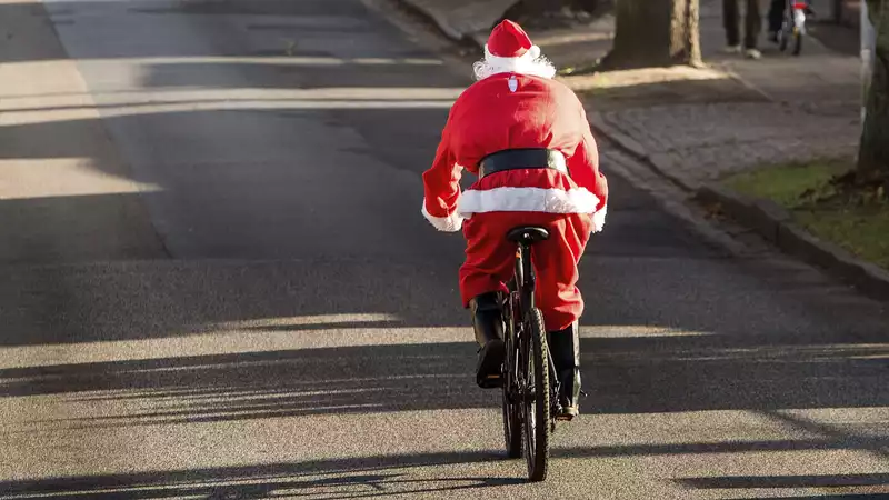 When is the deadline for Christmas deliveries for major cycling stores?