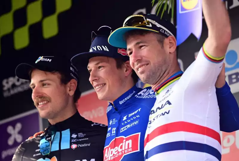 Mark Cavendish breaks record with 7th podium finish