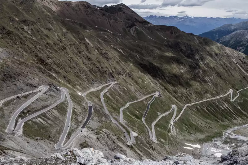 U23 Giro d'Italia, 24 riders disqualified after being caught by a vehicle in Stelvio.