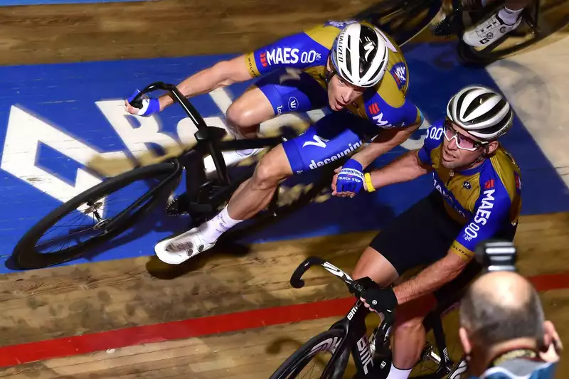 Mark Cavendish and Iljo Caisse test equipment at Ghent Six