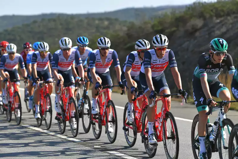 Trek Segafredo teammate crashes on deep gravel corner in Volta Ao Algarve