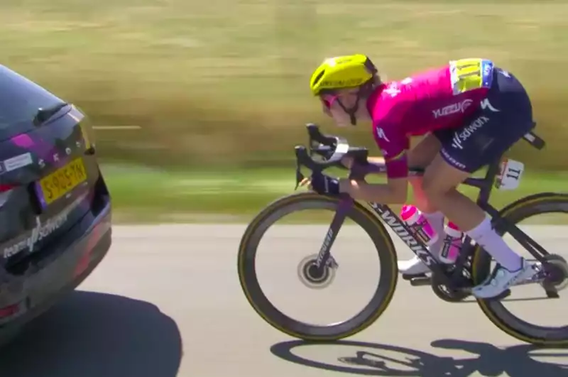 Tour de France "20-second penalty added for Vollering who slipstreamed the SD Works machine in Femmes