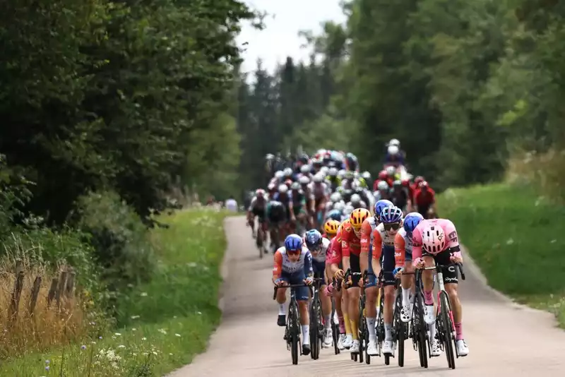 Stage 19 of Tour de France is the fastest class in history; teams battle for scraps