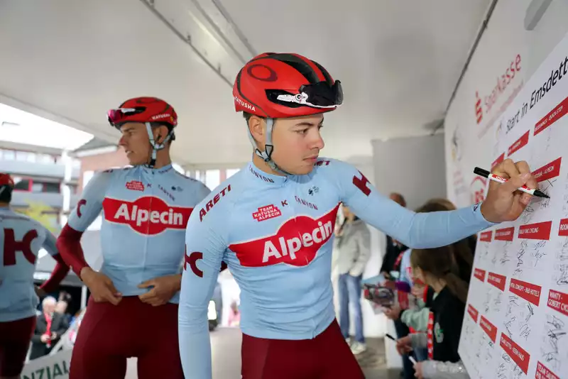 Harry Tanfield, abandoned by Katusha Alpecin.