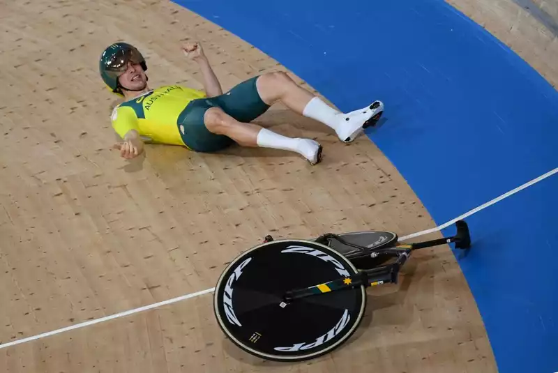 Olympic Team Pursuit Qualifier, Australian Bar Breaks and Crashes