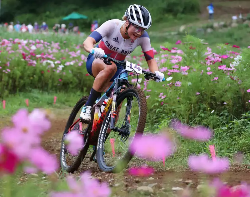 Olympics: Evie Richards struggles with course change, despite strong start